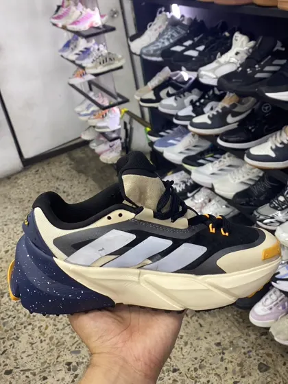 Adidas Trail Crema / Azul marino con naranja