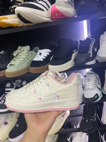 Nike Air Force 1 Crema con corazones rosa (dama)