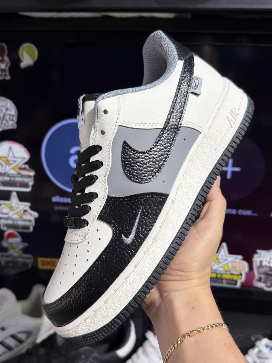 Nike Air Force 1 Crema / Negro