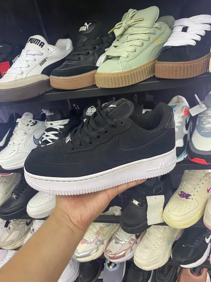 Nike Air Force 1 Crema con swoosh rosa metálico