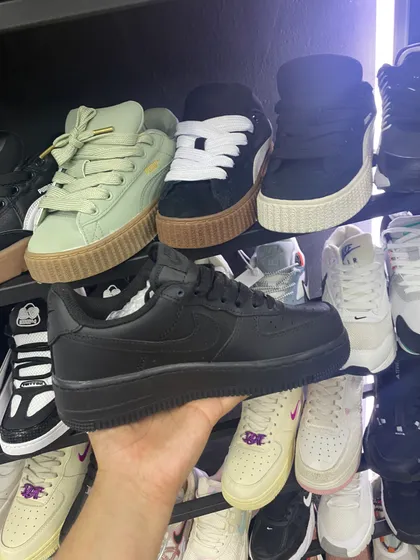 Nike Air Force 1 Negro con suela blanca