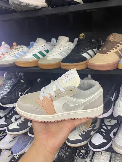 Air Jordan 1 Low Mocha (crema / beige / durazno)