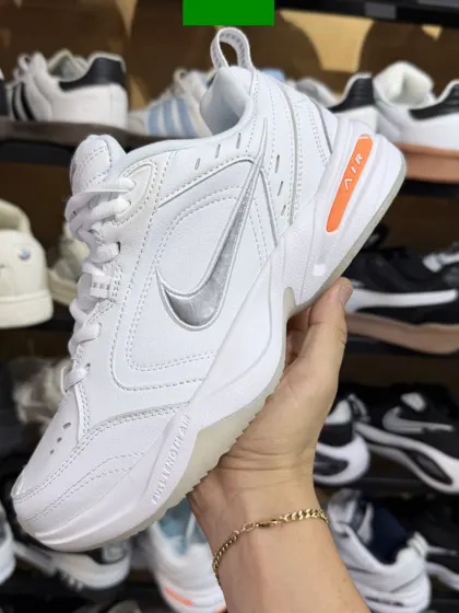 Nike Air Monarch Blanco / Plata con naranja