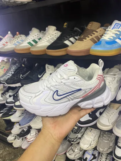 Nike Running Blanco / Gris con rosa y azul