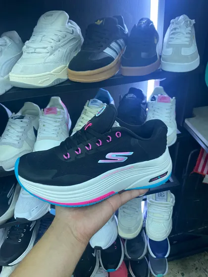 Skechers Go Run Distance Walker Negro / Blanco con rosa y azul