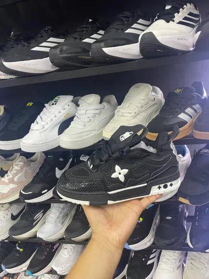Louis Vuitton LV Trainer (réplica) Negro con flor del monogram en blanco