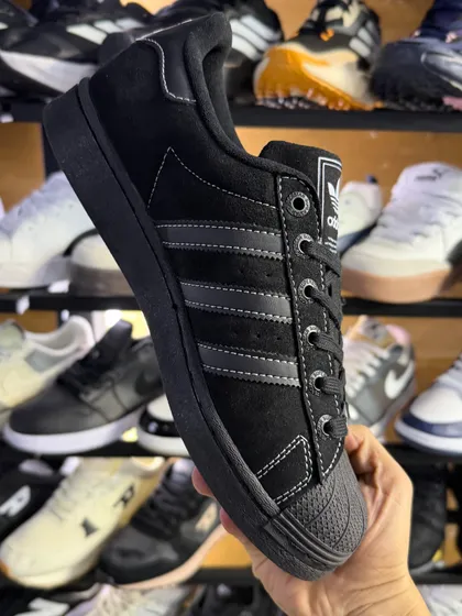 Adidas Superstar Negro / Gris con concha blanca