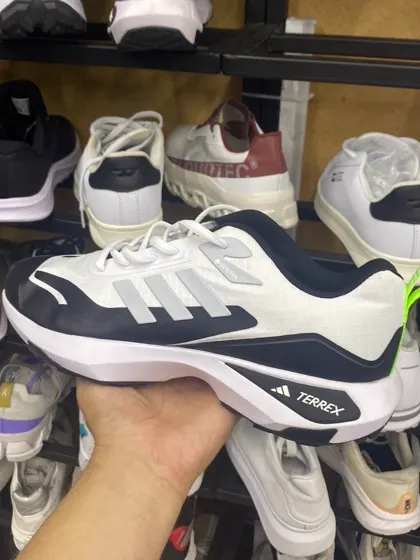 Adidas Terrex Blanco / Negro con detalle lima