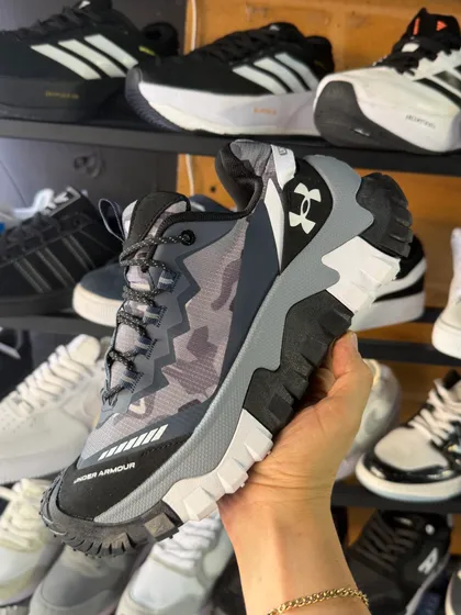 Under Armour Gris / Negro camuflado